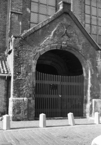 831399 Gezicht op de zuidelijke ingang van de Buurkerk (Buurkerkhof) te Utrecht.